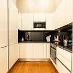 דירה Bica Contemporary Historic 2 Bedroom